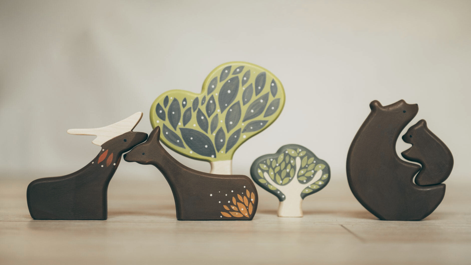 The Benefits of Wooden Toys vs Plastic Toys (A Parent’s Guide)